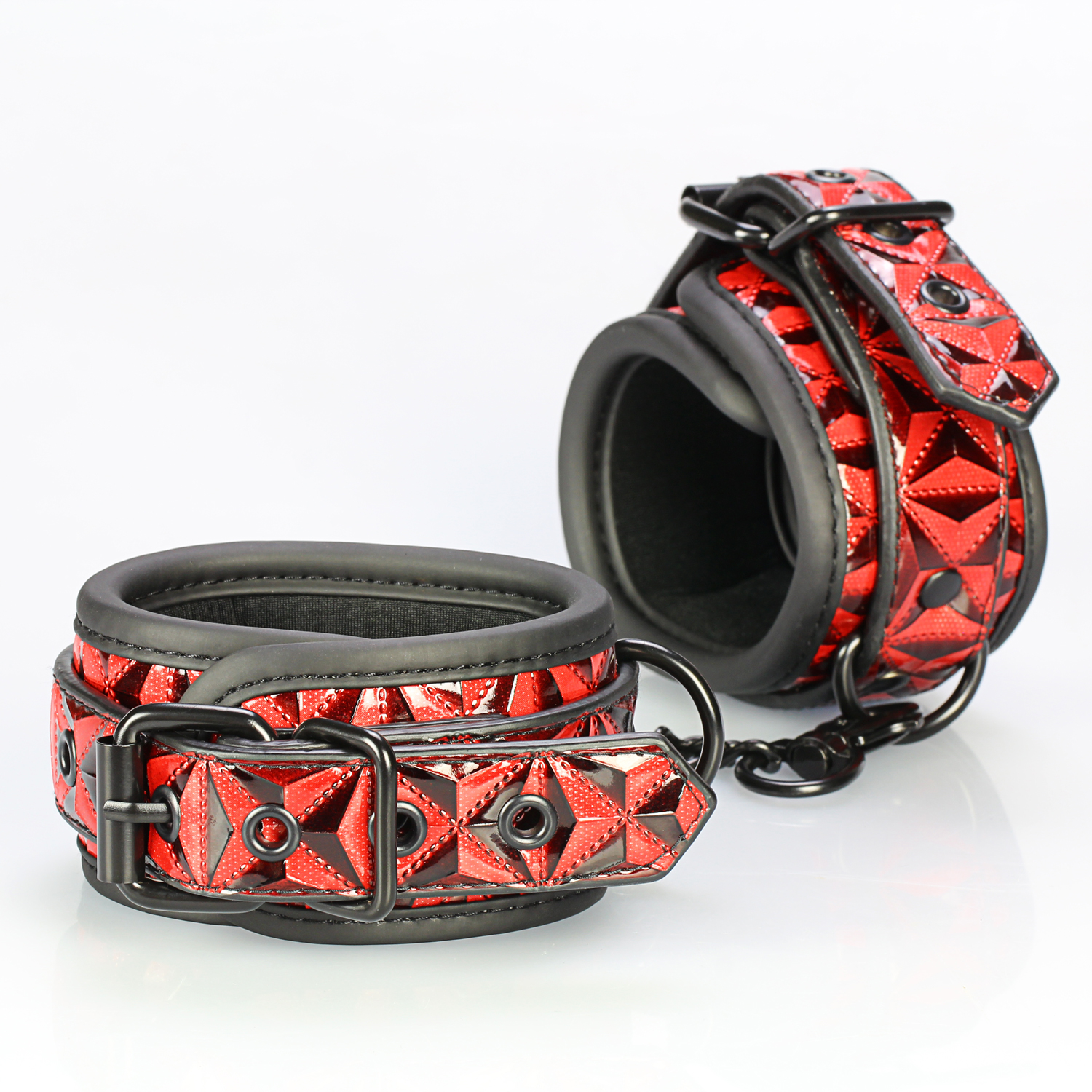 Diamantmuster-BDSM-Bondage-Set f&uuml;r Erwachsene: Handschellen, Nippelklemmen, Knebel, Peitsche und Seile f&uuml;r Paare