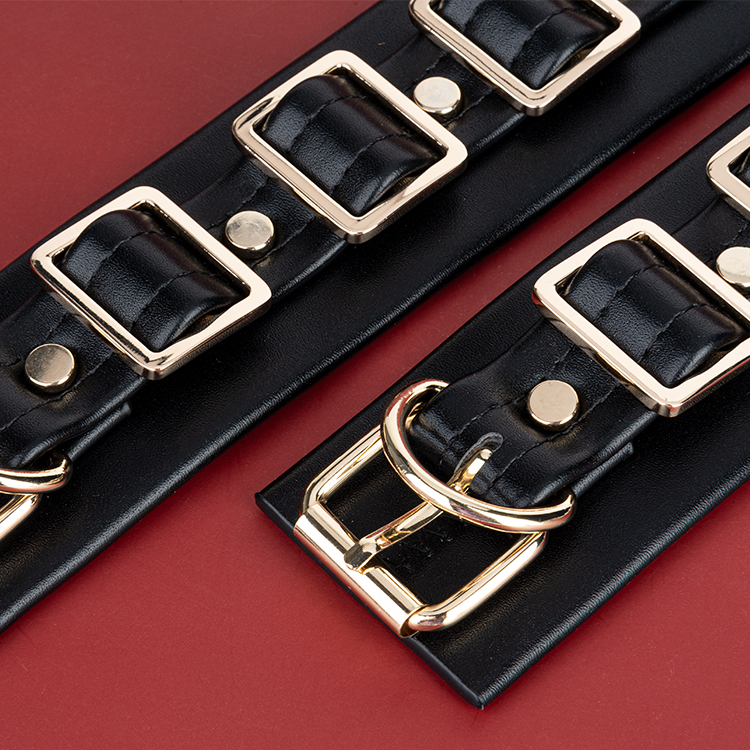 Set di bondage SM in pelle PU da 2 pezzi, giocattoli di ritenuta erotici, tra cui manette e collare per flirtare per giochi BDSM per adulti